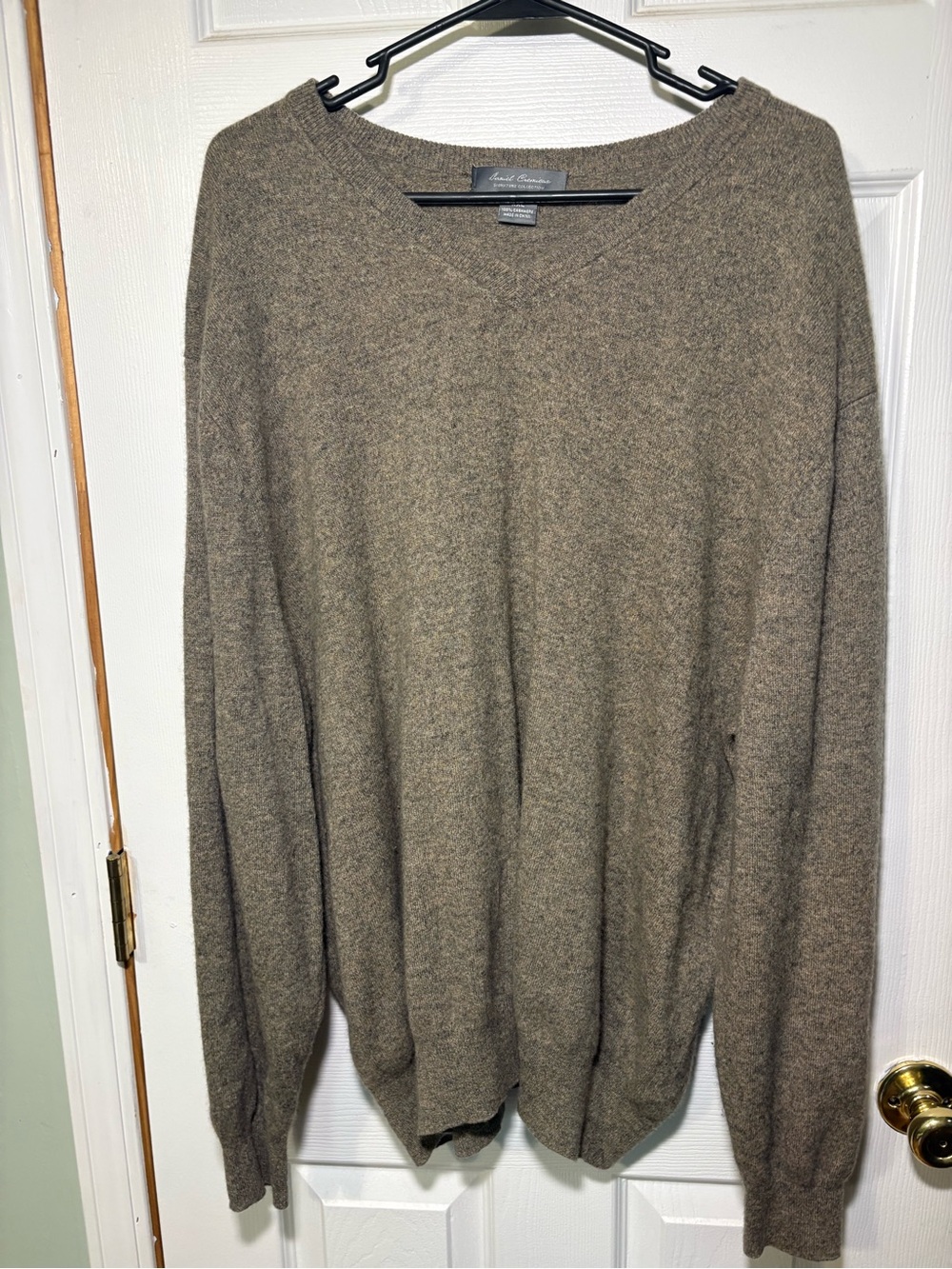 Daniel Cremieux Men's V-Neck Cashmere Sweater in Heathered Brown